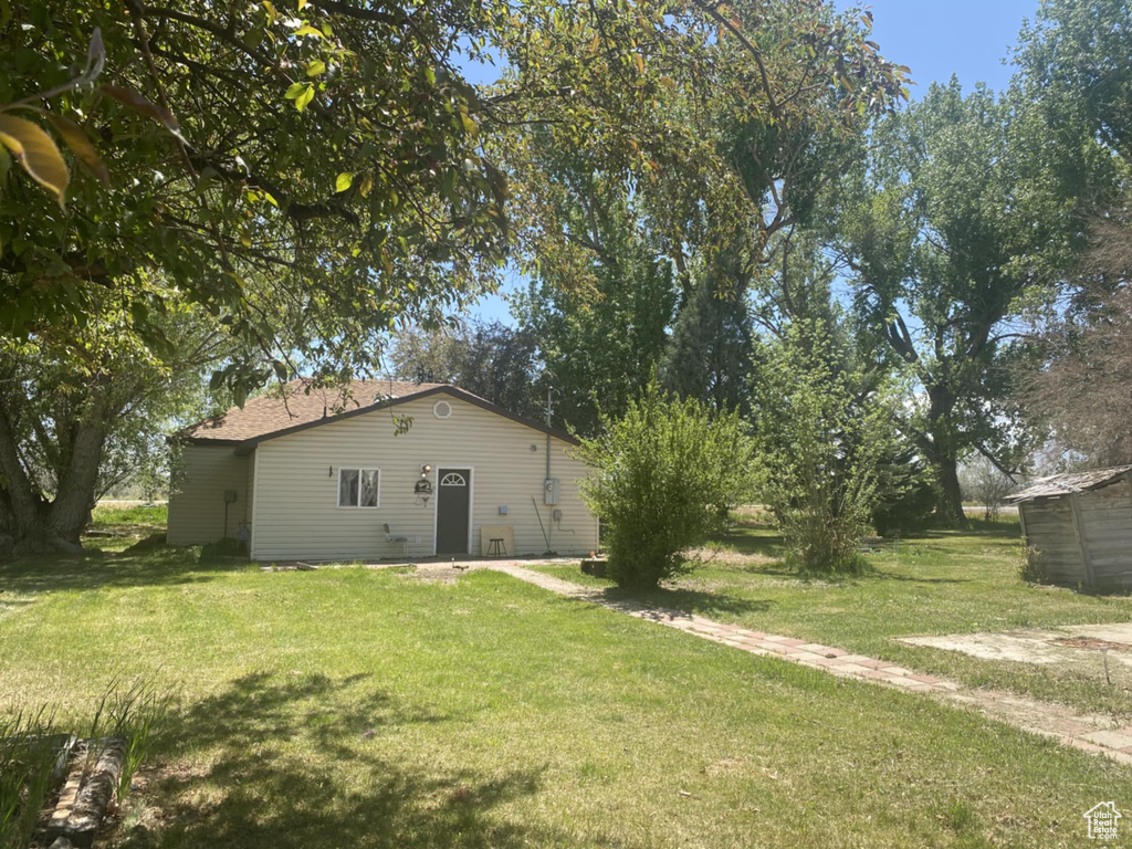 View of grassy yard