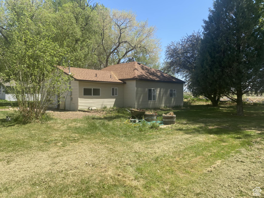 Back of house featuring a yard