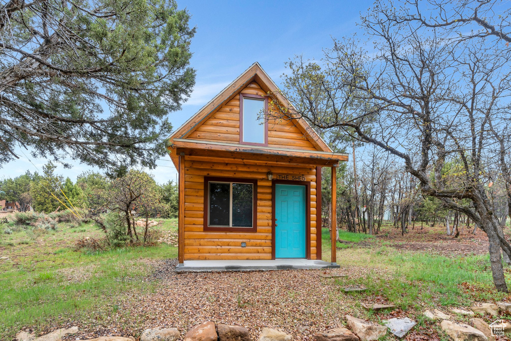 View of outdoor structure featuring an outbuilding