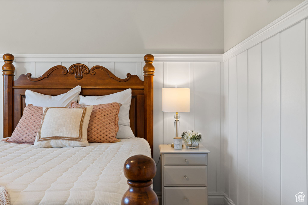 Bedroom with a decorative wall