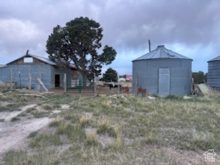 View of yard featuring an outbuilding