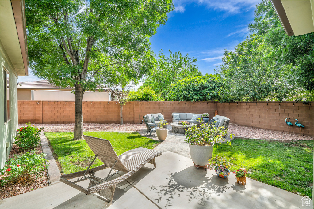 View of patio / terrace featuring an outdoor living space