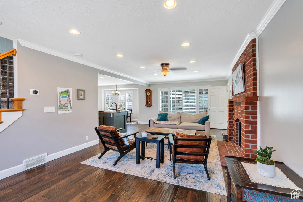 Living area with hardwood / wood-style flooring, crown molding, ceiling fan, baseboards, and recessed lighting