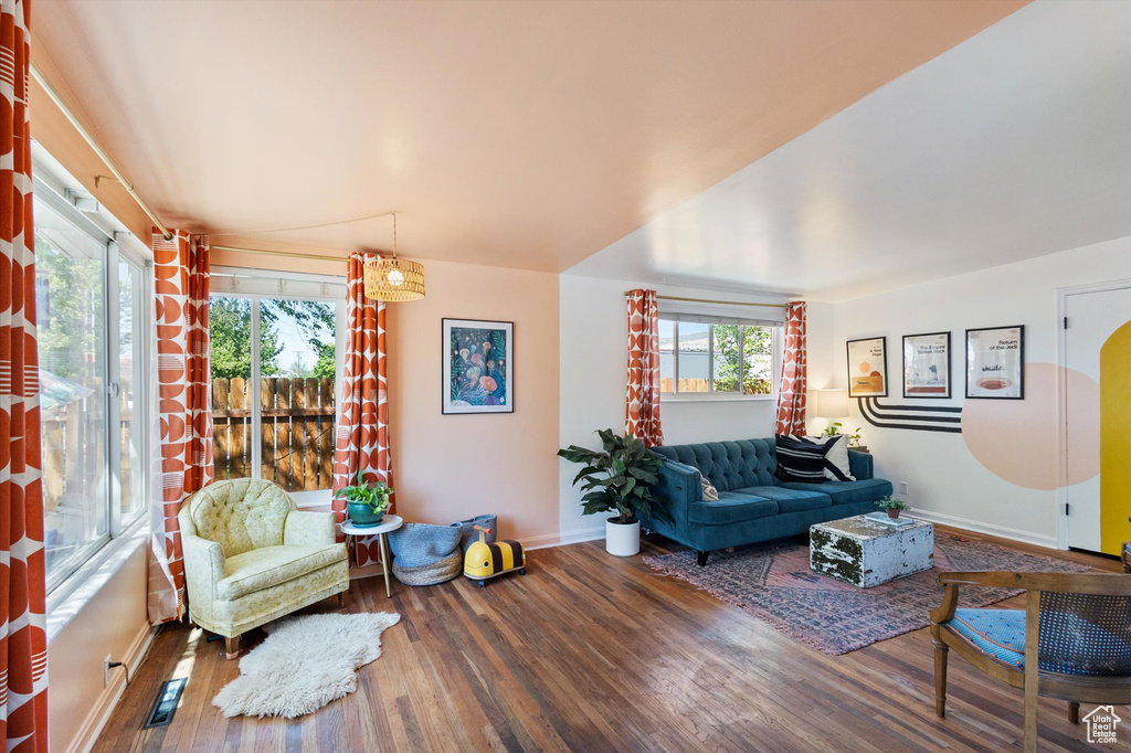 Living room featuring visible vents, wood finished floors, and baseboards
