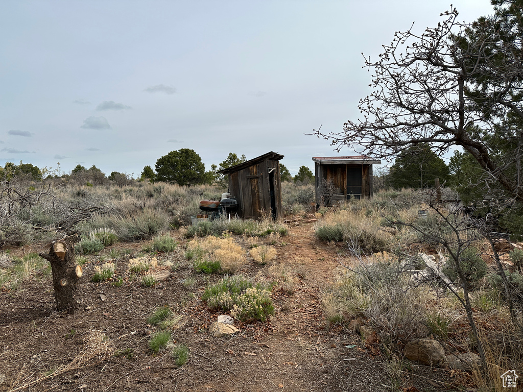 View of yard featuring an outdoor structure