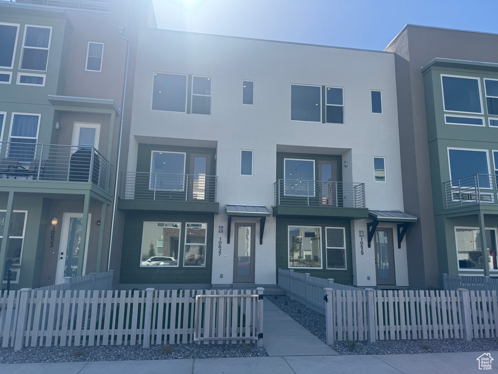 View of front of home with stucco siding, a standing seam roof, and metal roof