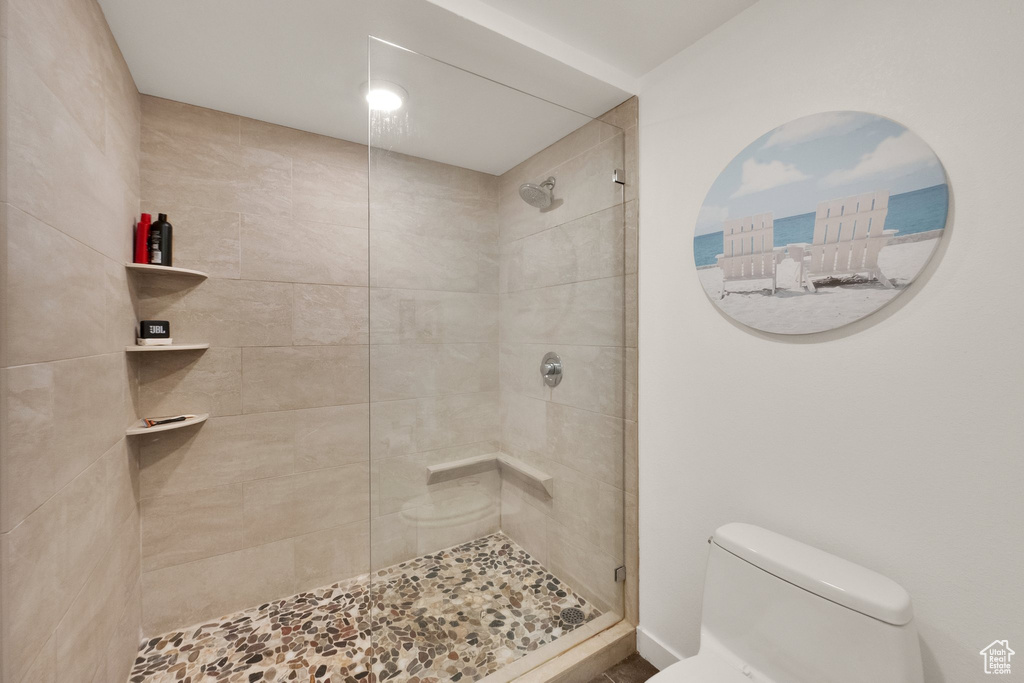Full bath with toilet and tiled shower