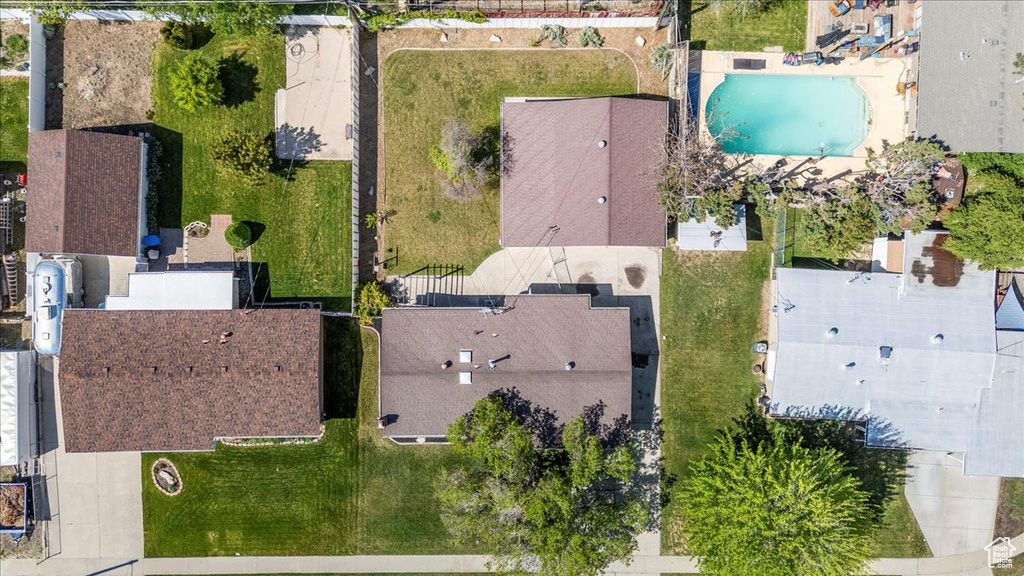 Aerial view of property's location featuring a pool area