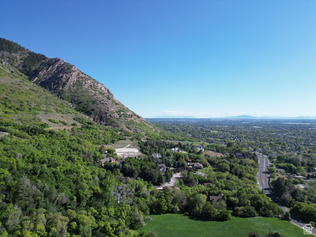 Aerial view of property\\\\\\\\\\\\\\\\\\\\\\\\\\\\\\\'s location featuring a heavily wooded area and a mountain backdrop