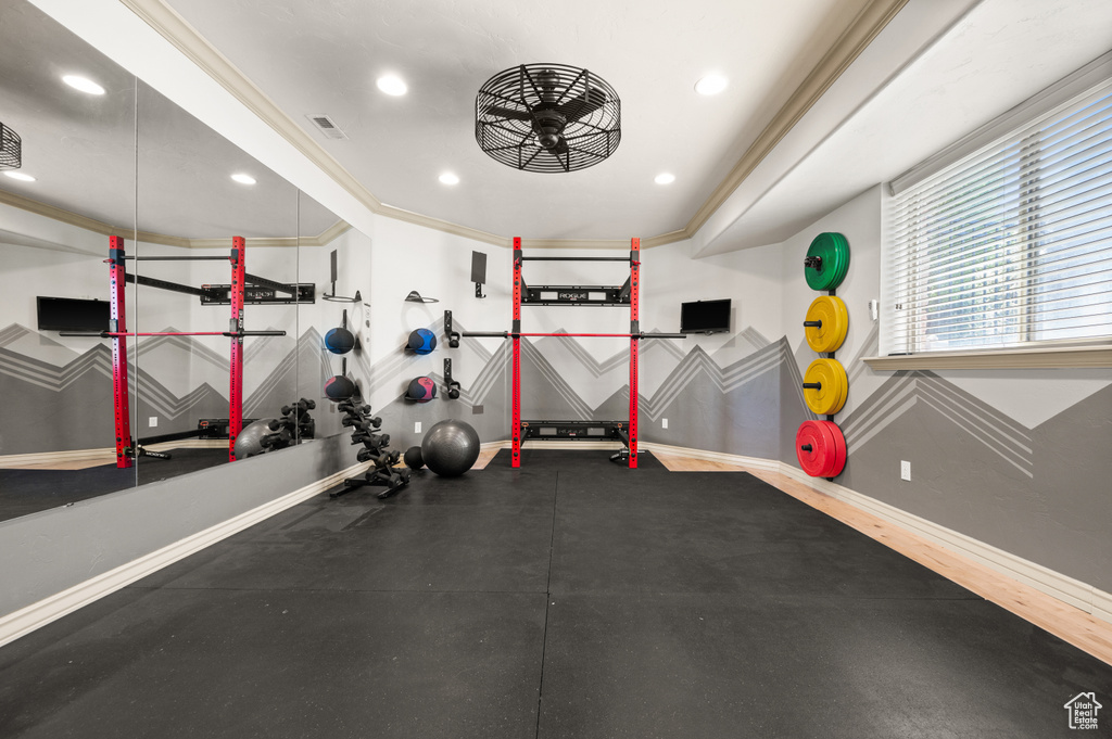 Exercise room with crown molding, baseboards, and recessed lighting