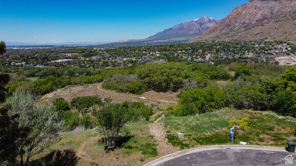 Aerial view of property's location featuring mountains