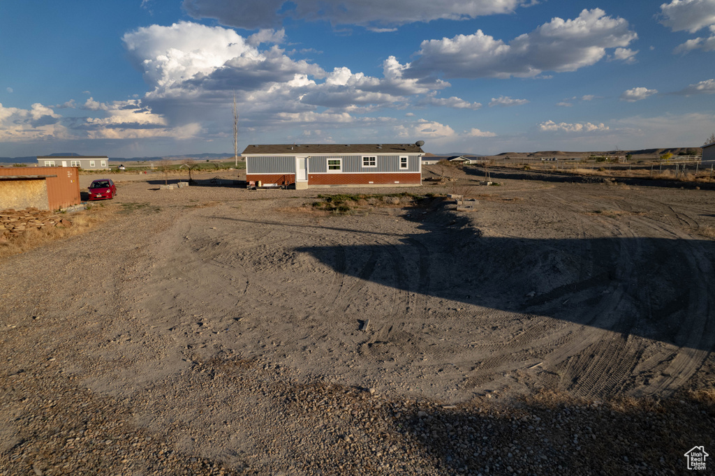 View of front of house featuring dirt driveway