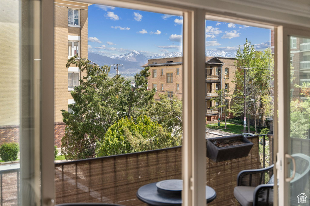 Entryway featuring a mountain view