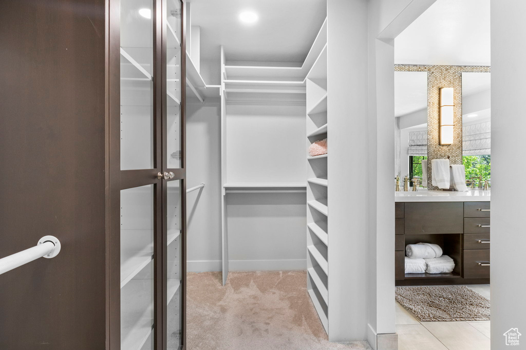 Walk in closet featuring carpet