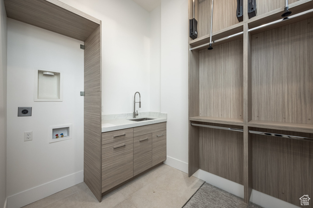 Clothes washing area with electric dryer hookup, baseboards, and washer hookup