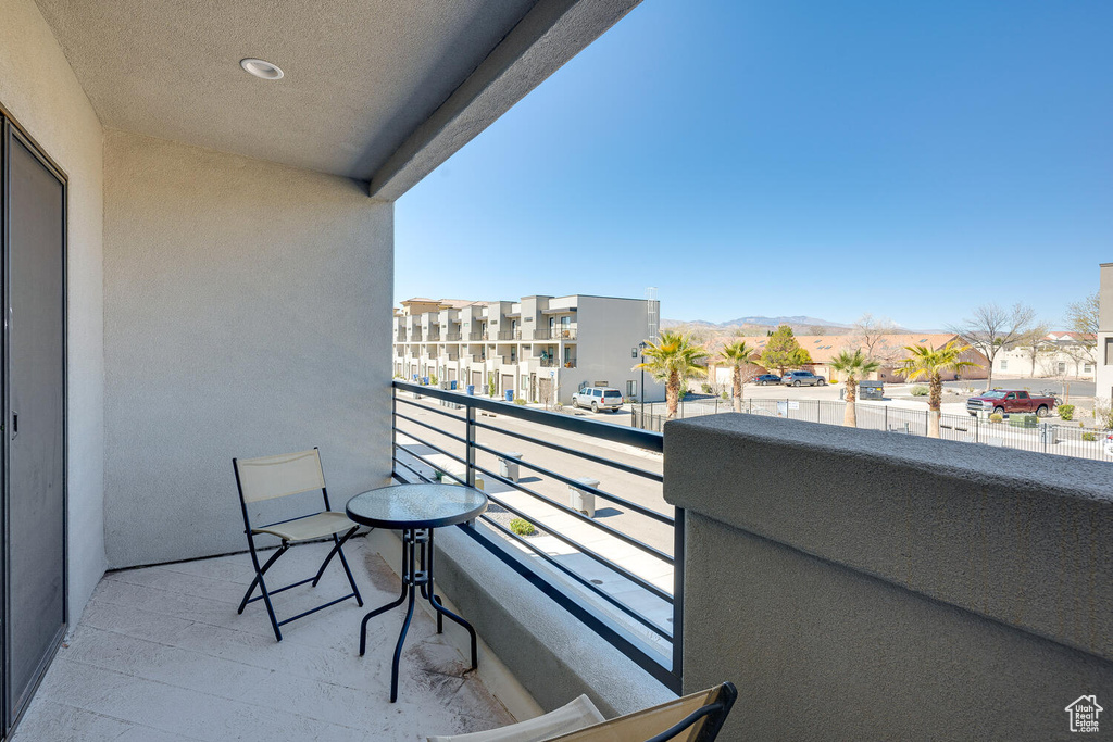 Balcony featuring a mountain view