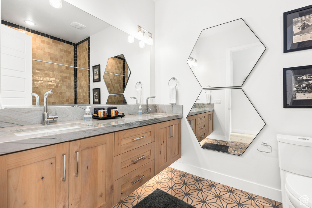 Bathroom with toilet and double vanity