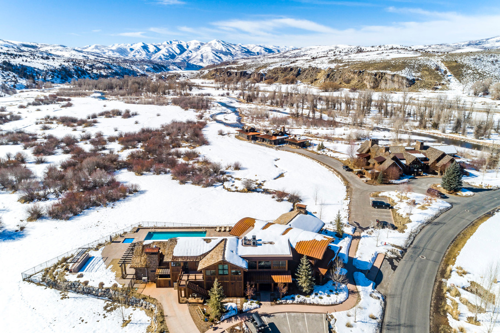 Snowy aerial view featuring a mountain view