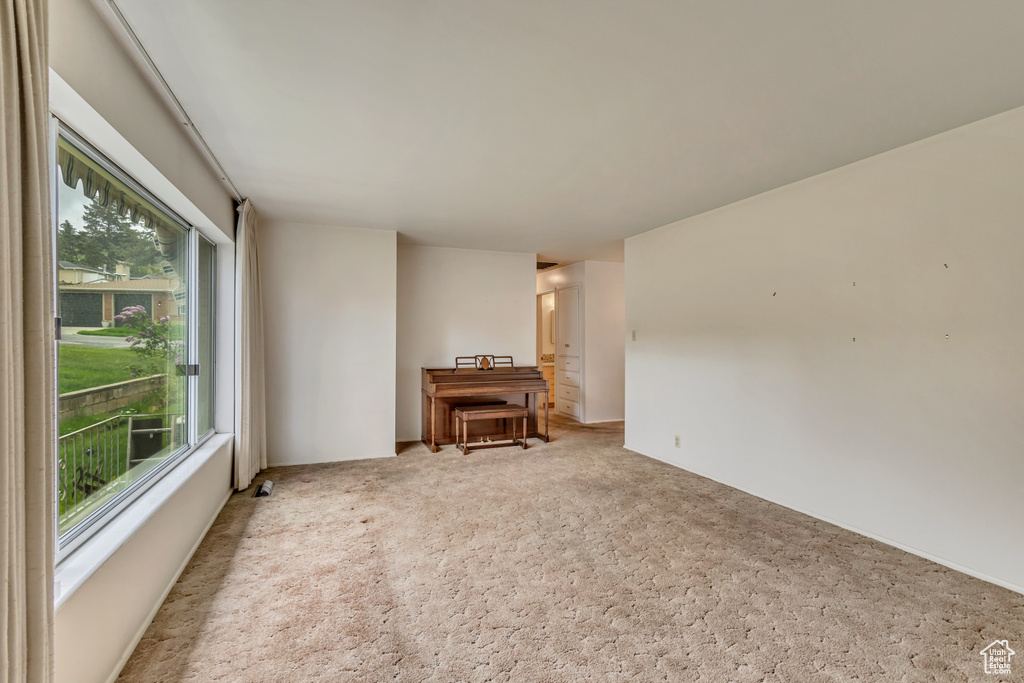 Unfurnished room with carpet