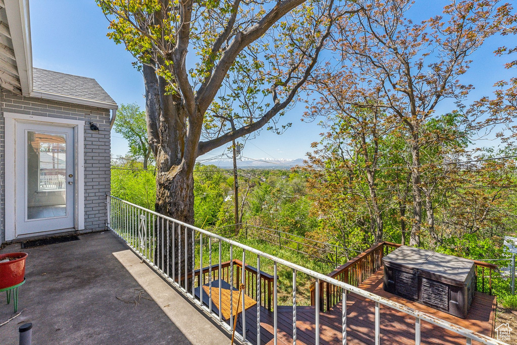 Balcony with a hot tub and stairway