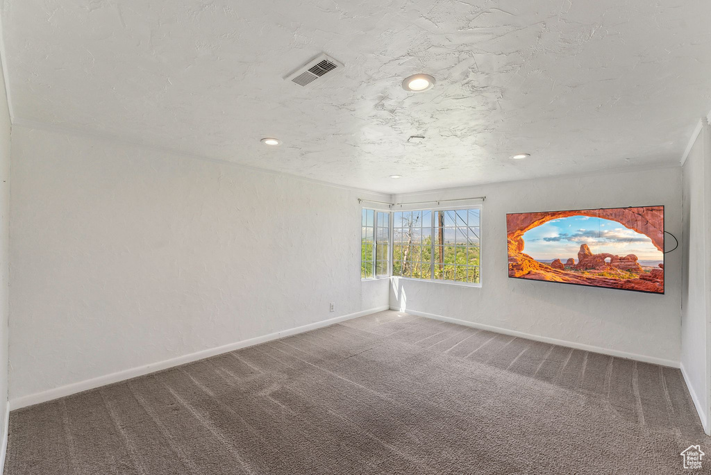Carpeted spare room with visible vents, recessed lighting, and baseboards