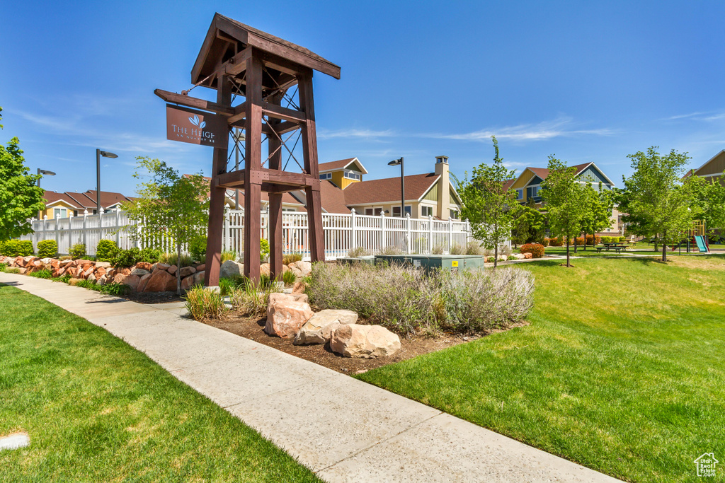 View of property\'s community featuring a residential view