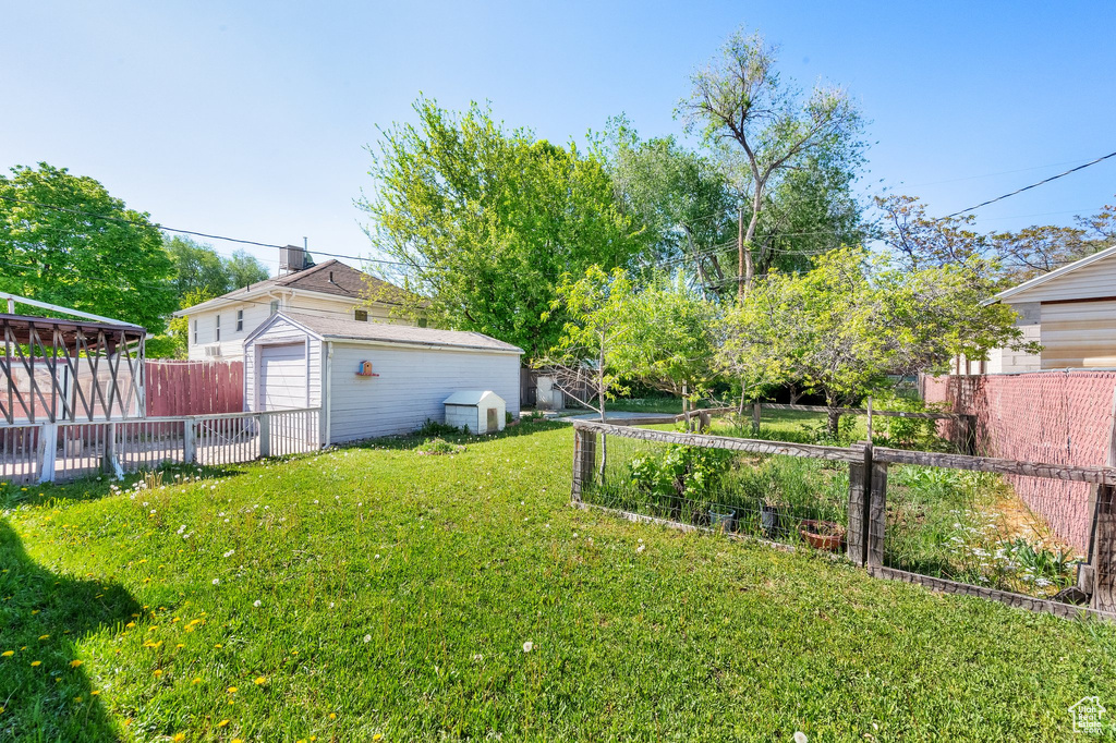 View of yard featuring an outdoor structure