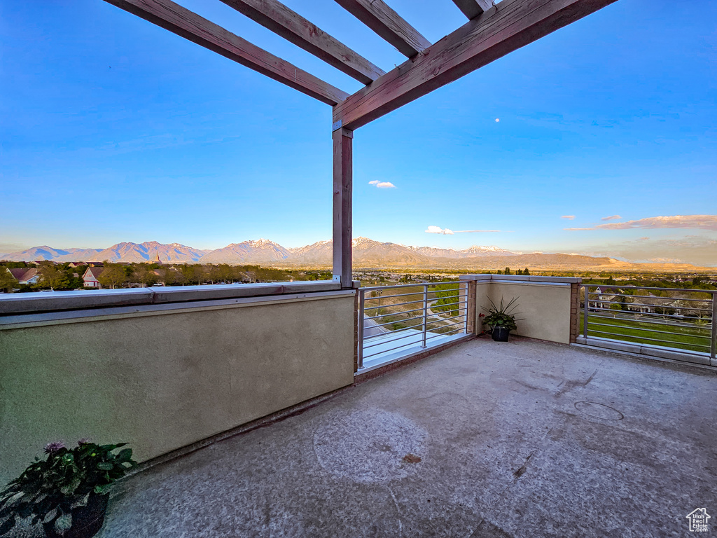 Balcony featuring a mountain view