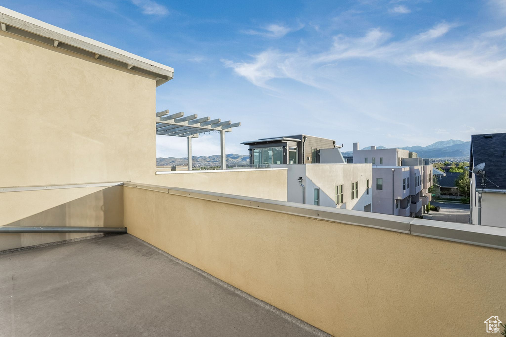 Balcony with a mountain view and a pergola