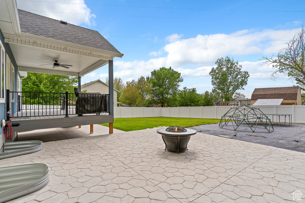 View of patio / terrace featuring a fire pit, a ceiling fan, and a fenced backyard