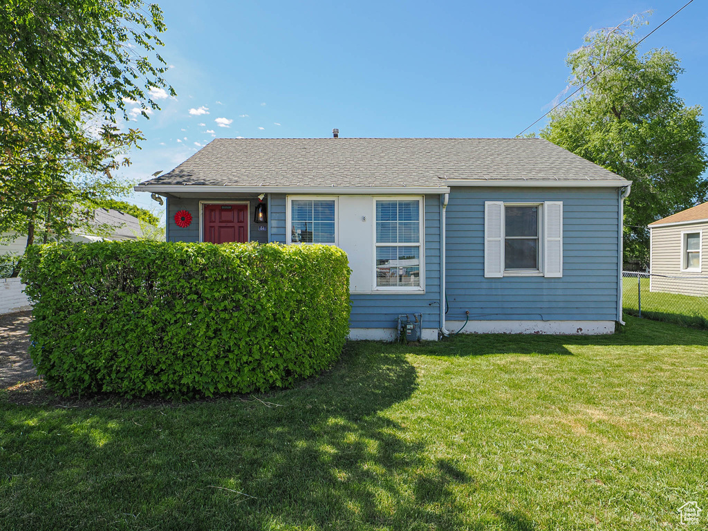 Bungalow featuring a shingled roof