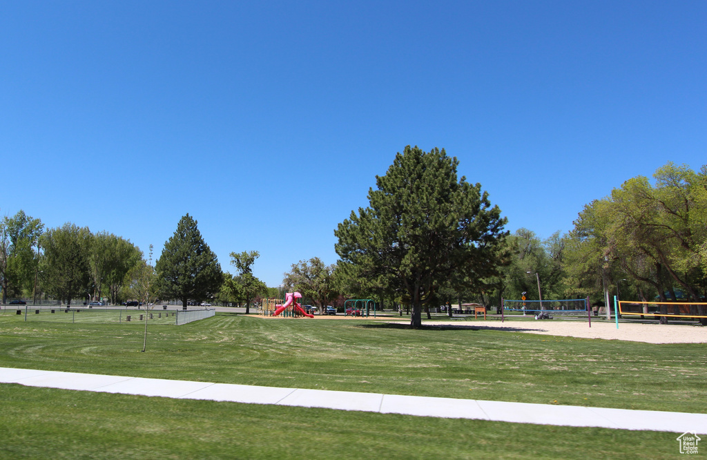 View of home\'s community featuring volleyball court and a yard