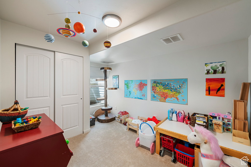 Recreation room featuring visible vents and carpet