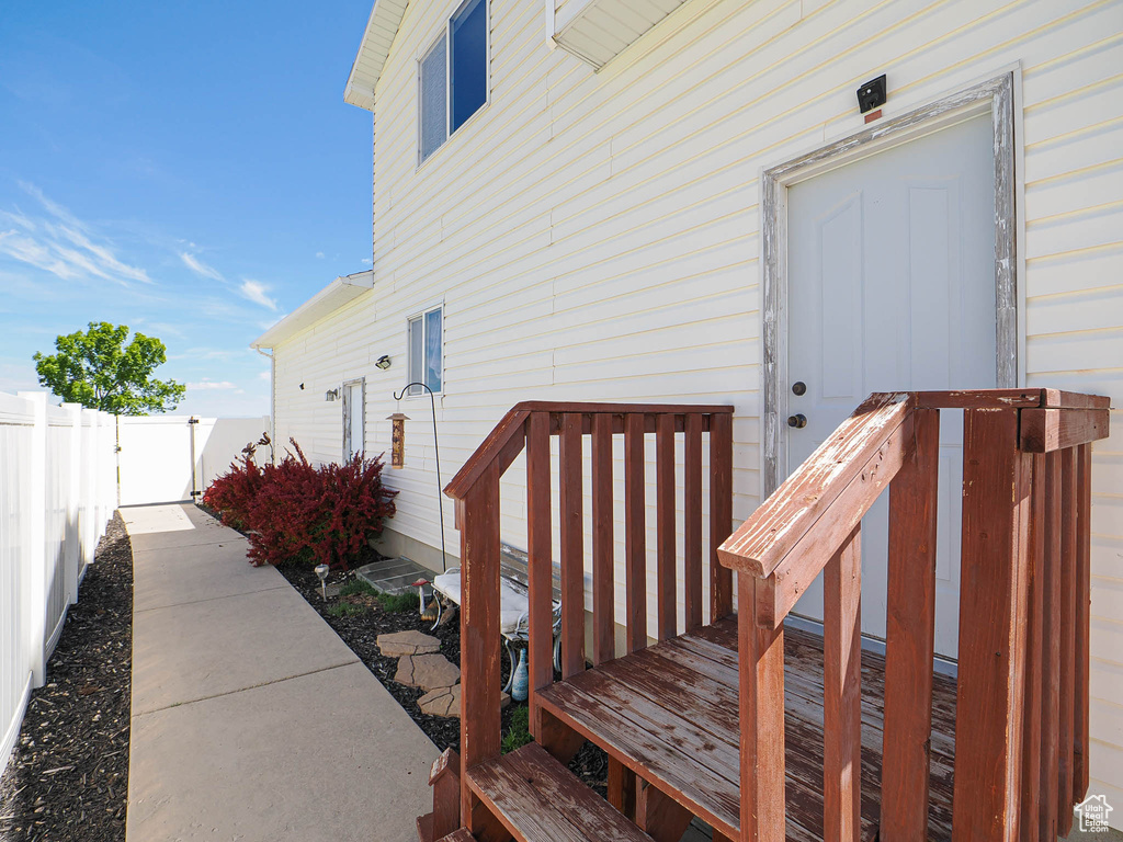 Entrance to property featuring fence