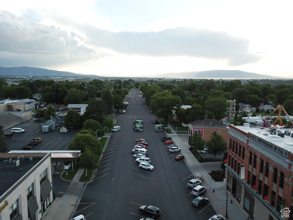 Bird\'s eye view of a mountainous background