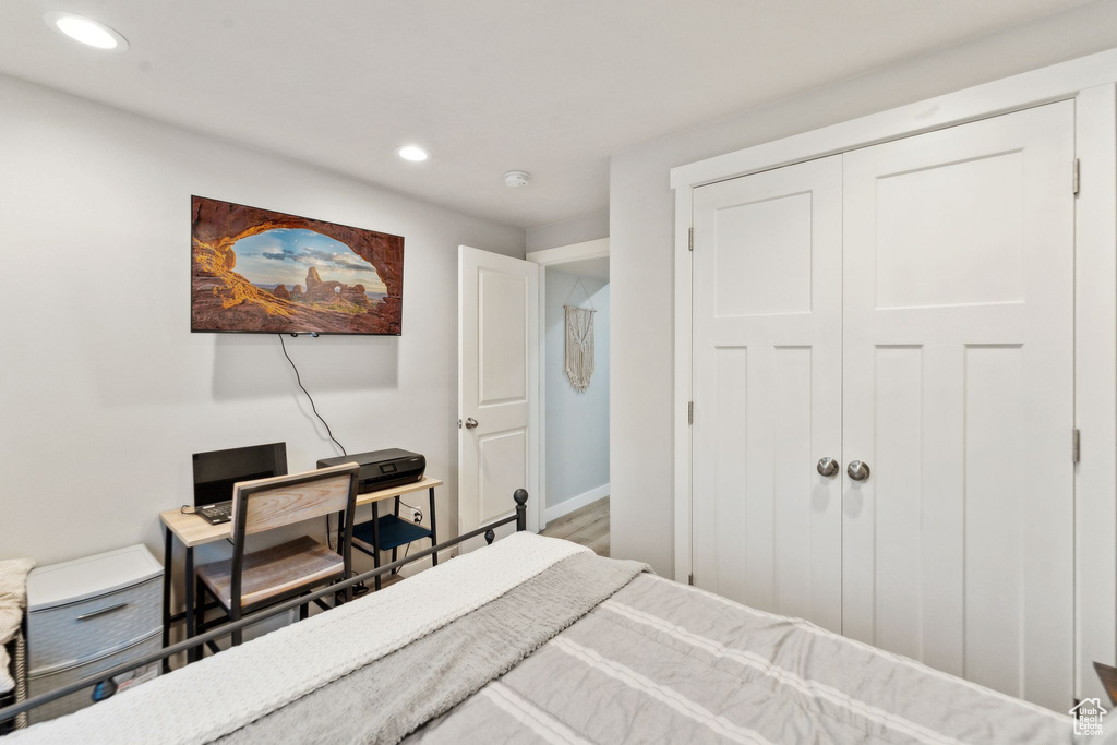 Bedroom with recessed lighting, a closet, and baseboards