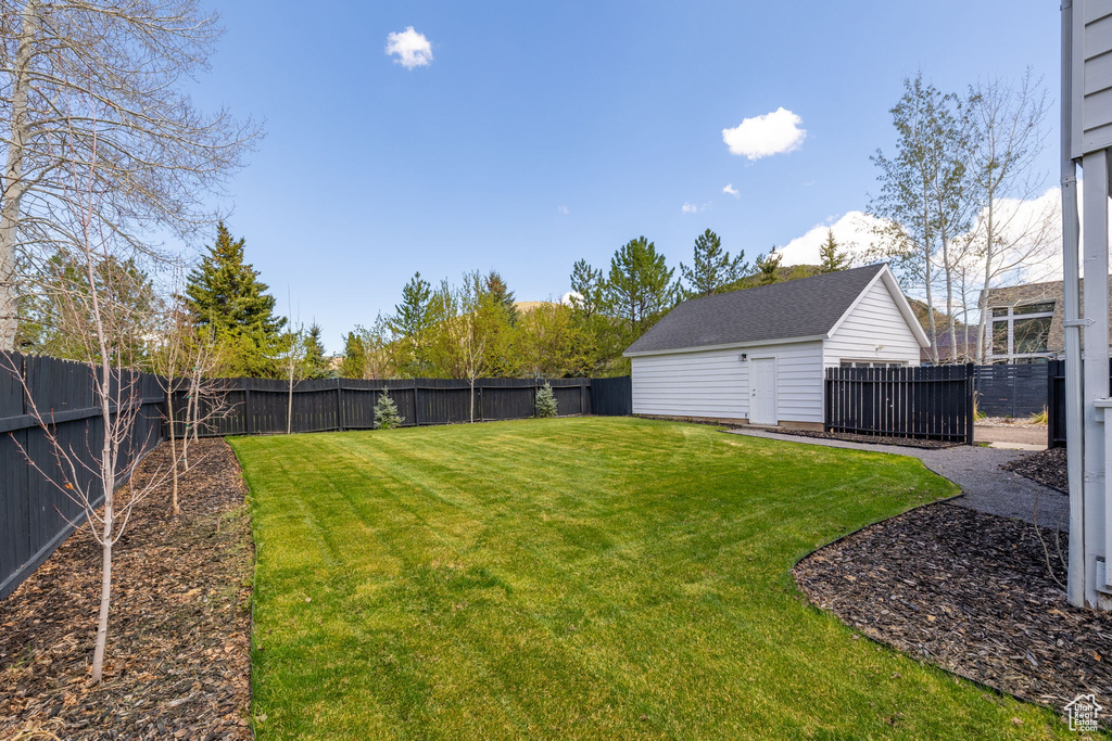 View of yard with an outdoor structure