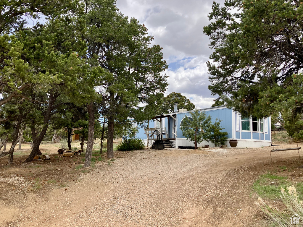 View of yard with driveway