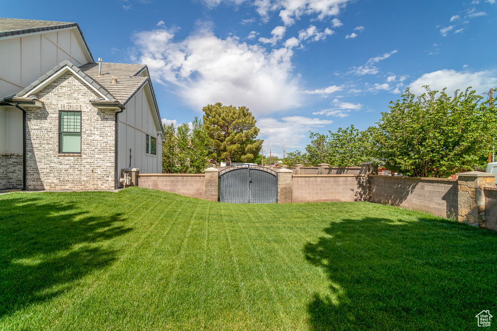 View of yard featuring a gate