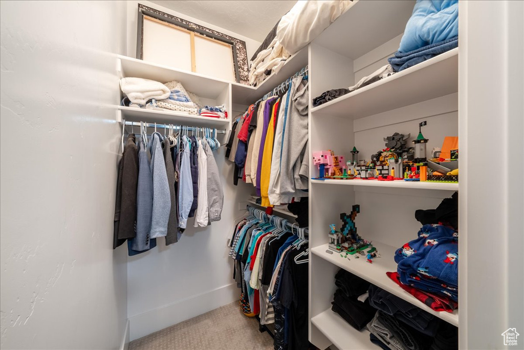 Walk in closet featuring carpet