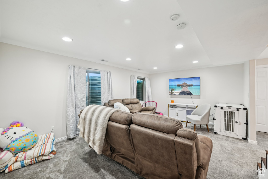 Living room with carpet flooring, recessed lighting, and baseboards