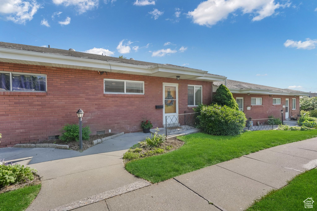 Ranch-style house featuring crawl space, a front lawn, and brick siding