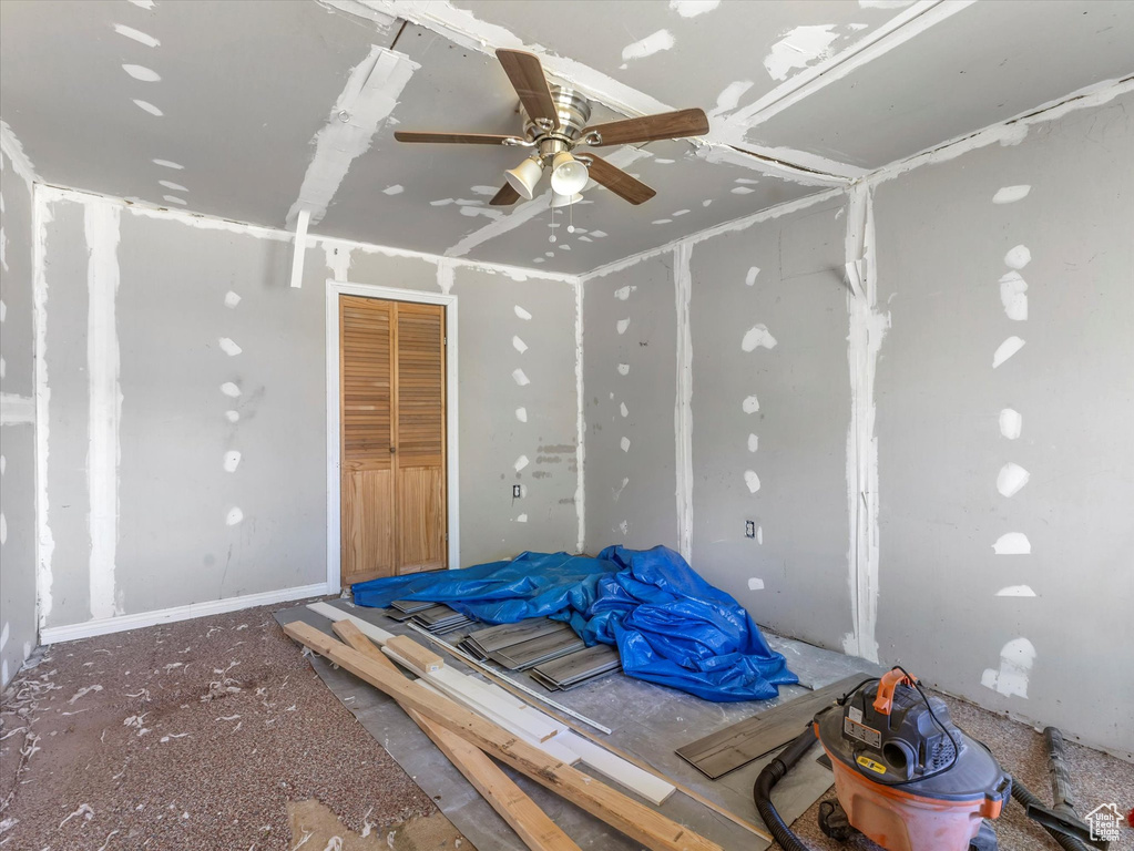 Unfurnished bedroom with a ceiling fan
