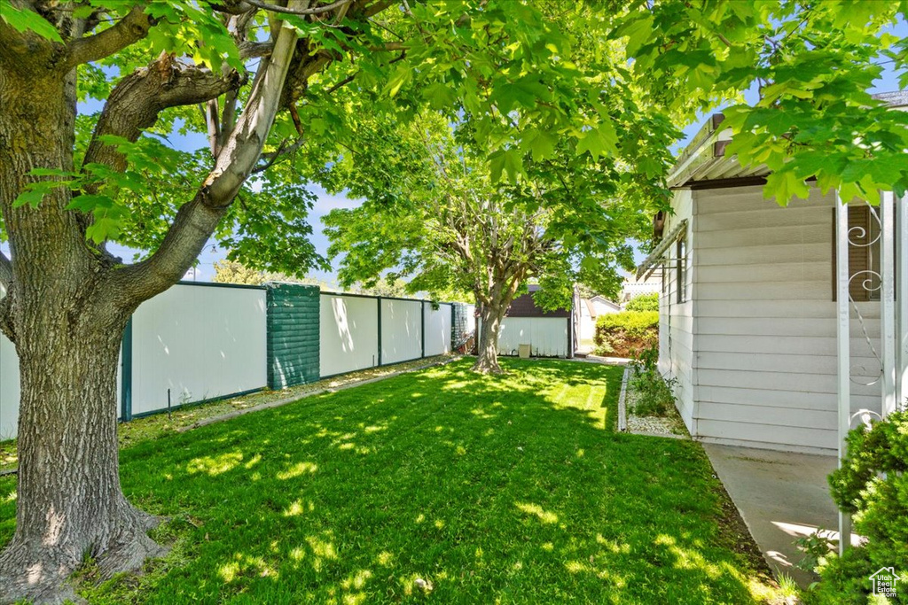View of green lawn featuring an outdoor structure
