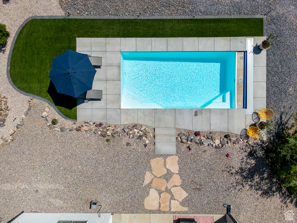 Bird\'s eye view of a pool