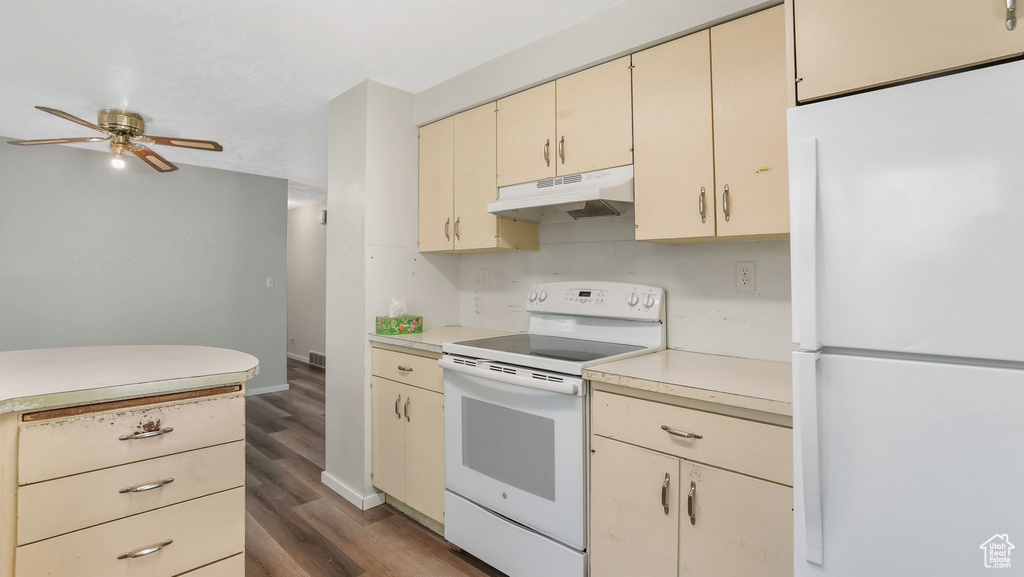 Kitchen featuring white appliances, under cabinet range hood, cream cabinetry, light countertops, and ceiling fan