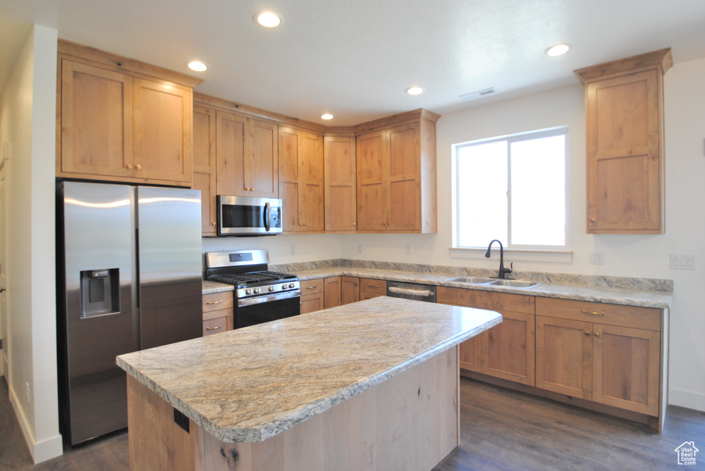 Kitchen featuring stainless steel appliances, a sink, recessed lighting, a kitchen island, and dark wood finished floors
