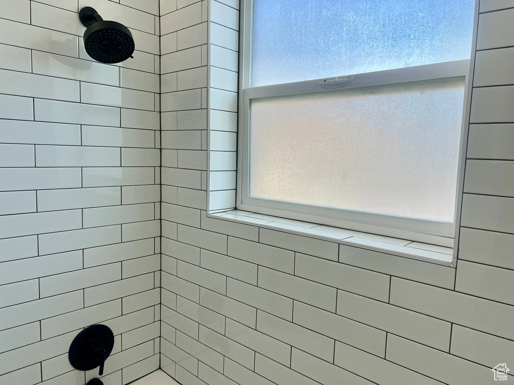 Full bathroom featuring a tile shower