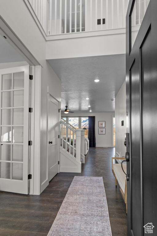 Entryway featuring dark wood-style floors, ceiling fan, recessed lighting, and a high ceiling