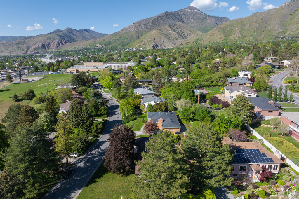 Aerial overview of property\\\\\\\'s location featuring a mountainous background and nearby suburban area